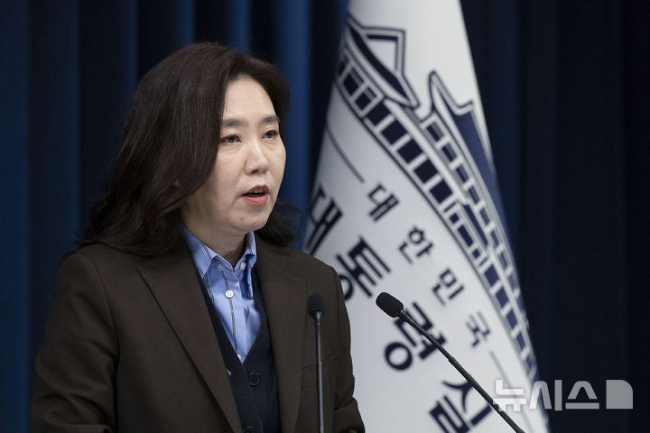 [서울=뉴시스] 최동준 기자 = 강유정 대변인이 11일 서울 용산 대통령실 청사에서 국무회의 관련 브리핑을 하고 있다. 2025.11.11. photocdj@newsis.com