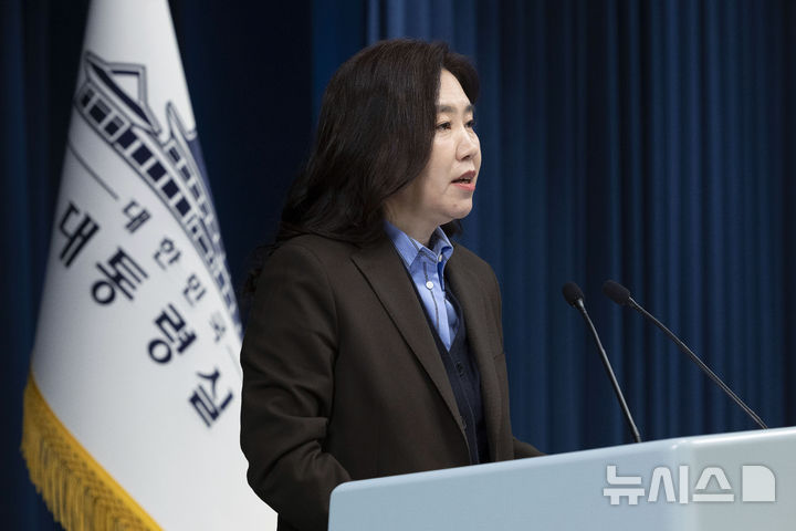 [서울=뉴시스] 최동준 기자 = 강유정 대변인이 11일 서울 용산 대통령실 청사에서 국무회의 관련 브리핑을 하고 있다. 2025.11.11. photocdj@newsis.com