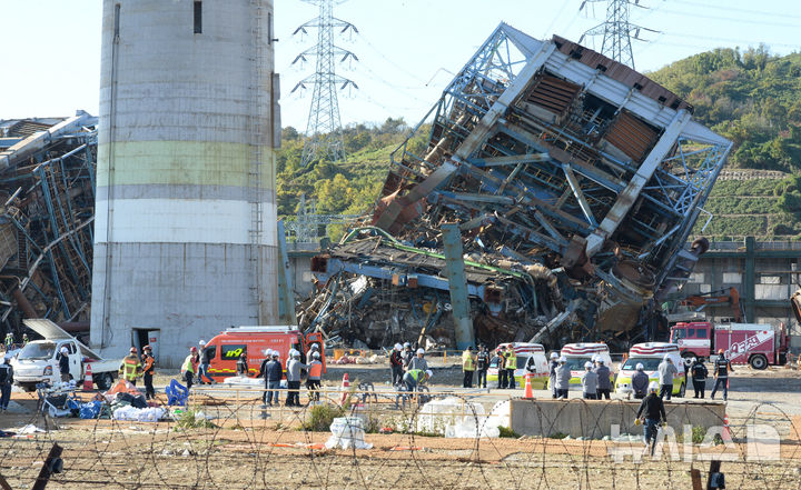 [울산=뉴시스] 배병수 기자 = 지난 11일 울산화력발전소 보일러 타워 5호기 붕괴 사고 현장에서 소방당국이 매몰자 구조작업을 준비하고 있다. 2025.11.11. bbs@newsis.com