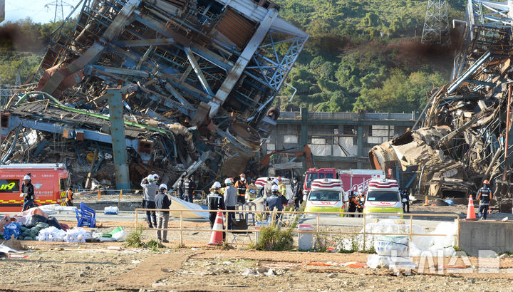 [울산=뉴시스] 배병수 기자 = 11일 울산 남구 울산화력발전소 보일러 타워 5호기 붕괴 사고 현장에서 매몰자와 실종자 구조를 위해 4·6호기를 발파한 뒤 소방당국과 관계자들이 매몰자 구조 작업을 준비하고 있다.2025.11.11.bbs@newsis.com.