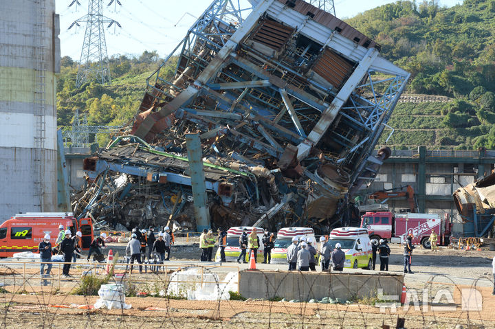 [울산=뉴시스] 배병수 기자 = 11일 울산 남구 울산화력발전소 보일러 타워 5호기 붕괴 사고 현장에서 매몰자와 실종자 구조를 위해 4·6호기를 발파한 뒤 소방당국과 관계자들이 매몰자 구조 작업을 준비하고 있다.2025.11.11.bbs@newsis.com.
