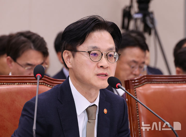 [서울=뉴시스] 김금보 기자 = 김정관 산업통상부 장관이 11일 서울 여의도 국회에서 열린 산업통상자원중소벤처기업위원회 전체회의에서 미국과의 통상·안보 합의 팩트시트 관련 의원질의에 답변을 하고 있다. 2025.11.11. kgb@newsis.com