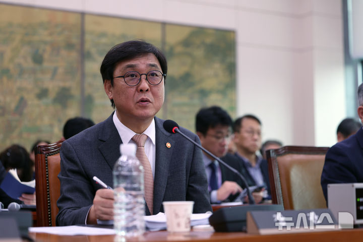 [서울=뉴시스] 김명년 기자 = 최휘영 문화체육관광부 장관이 11일 오후 서울 여의도 국회 문화체육관광위원회 전체회의에서 질의에 답변하고 있다. 2025.11.11. kmn@newsis.com