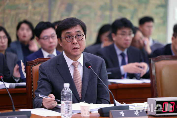 [서울=뉴시스] 김명년 기자 = 최휘영 문화체육관광부 장관이 11일 오후 서울 여의도 국회 문화체육관광위원회 전체회의에서 질의에 답변하고 있다. 2025.11.11. kmn@newsis.com