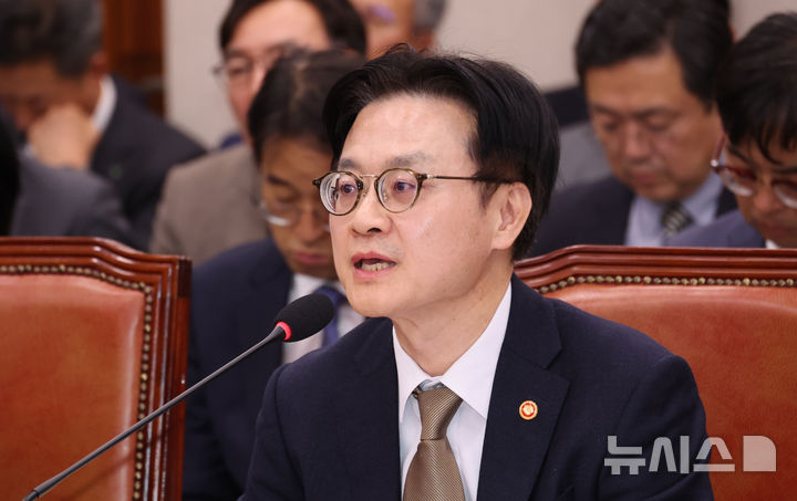 [서울=뉴시스] 김금보 기자 = 김정관 산업통상부 장관이 11일 서울 여의도 국회에서 열린 산업통상자원중소벤처기업위원회 전체회의에서 미국과의 통상·안보 합의 팩트시트 관련 의원질의에 답변을 하고 있다. 2025.11.11. kgb@newsis.com