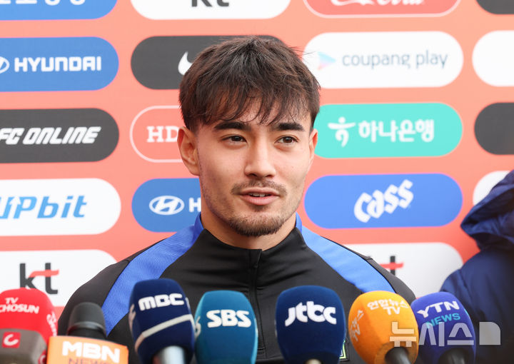[천안=뉴시스] 이영환 기자 = 대한민국 축구 국가대표팀 옌스 카스트로프가 11일 오후 충남 천안시 서북구 대한민국 축구종합센터에서 오픈 트레이닝을 앞두고 인터뷰를 하고 있다. 2025.11.11. 20hwan@newsis.com