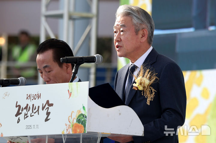 [원주=뉴시스] 추상철 기자 = 강호동 농협중앙회장이 11일 오후 강원 원주시 젊음의광장에서 열린 제30회 농업인의 날 기념식에서 개식선언을 하고 있다. 2025.11.11. scchoo@newsis.com