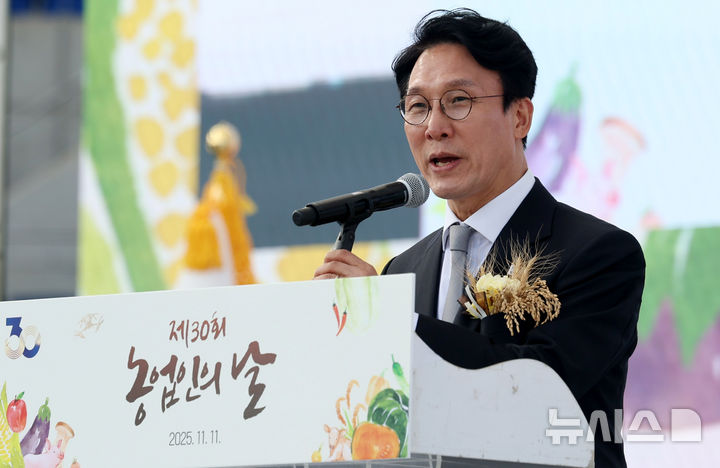 [원주=뉴시스] 추상철 기자 = 김민석 국무총리가 11일 오후 강원 원주시 젊음의광장에서 열린 제30회 농업인의 날 기념식에서 기념사를 하고 있다. 2025.11.11. scchoo@newsis.com