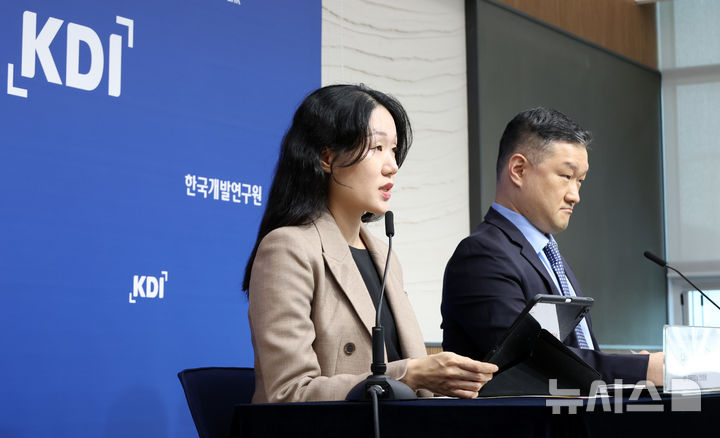 [세종=뉴시스] 강종민 기자 = KDI 정규철 거시·금융정책연구부장과 김지연 경제전망실 전망총괄이 11일 세종시 정부세종청사에서 2025년 하반기 경제전망을 발표하고 있다.&nbsp; KDI는 2026년 국내 경제는 수출이 둔화하지만 내수가 회복세를 보이며 1.8% 성장할 것으로 전망했다. 2025.11.11. ppkjm@newsis.com