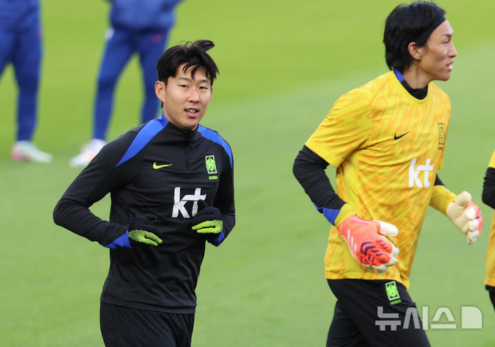 [천안=뉴시스] 이영환 기자 = 대한민국 축구 국가대표팀 주장 손흥민과 선수들이 11일 오후 충남 천안시 서북구 대한민국 축구종합센터에서 열린 오픈 트레이닝에서 러닝훈련을 하고 있다. 2025.11.11. 20hwan@newsis.com