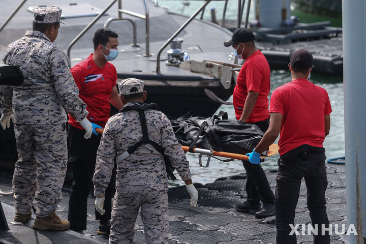 [쿠알라룸푸르=신화/뉴시스] 지난해 11월 11일 말레이시아 북부 케다주에서 구조대가 보트 전복 사고 희생자 시신을 옮기고 있다. 현지 당국은 9일 미얀마 탈출 로힝야족 난민을 태운 보트가 말레이시아·태국 국경 인근 해역에서 침몰해 지금까지 최소 12명이 숨지고 13명이 구조됐다고 밝혔다. 2026..04.15.