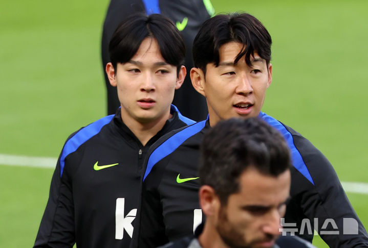 [천안=뉴시스] 이영환 기자 = 대한민국 축구 국가대표팀 주장 손흥민과 양민혁이 11일 오후 충남 천안시 서북구 대한민국 축구종합센터에서 열린 오픈 트레이닝에서 달리기를 마친 후 걸어가고 있다. 2025.11.11. 20hwan@newsis.com