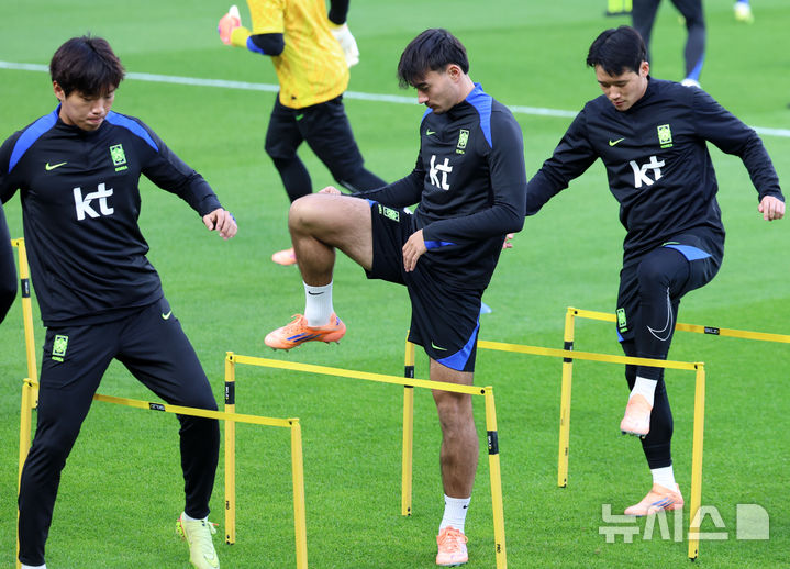 [천안=뉴시스] 이영환 기자 = 대한민국 축구 국가대표팀 옌스 카스트로프(가운데)가 11일 오후 충남 천안시 서북구 대한민국 축구종합센터에서 열린 오픈 트레이닝에서 훈련을 하고 있다. 2025.11.11. 20hwan@newsis.com