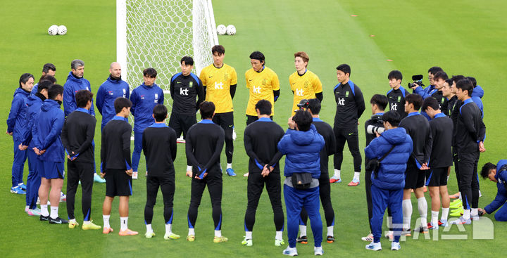 [천안=뉴시스] 이영환 기자 = 대한민국 축구 국가대표팀 주장 손흥민과 선수들이 11일 오후 충남 천안시 서북구 대한민국 축구종합센터에서 열린 오픈 트레이닝에서 홍명보 감독의 발언을 듣고 있다. 2025.11.11. 20hwan@newsis.com