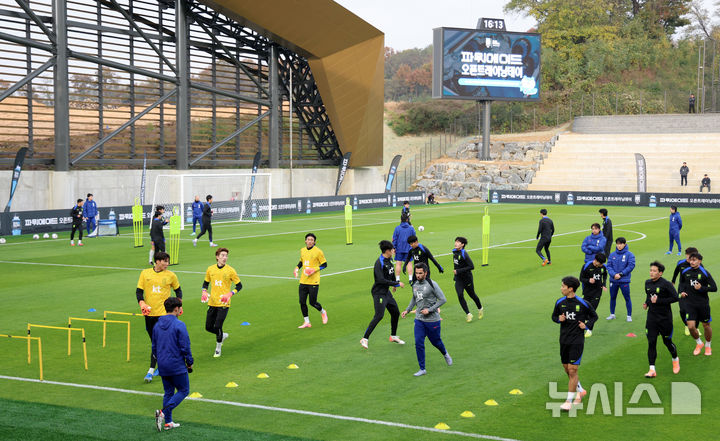 [천안=뉴시스] 이영환 기자 = 대한민국 축구 국가대표팀 주장 손흥민과 선수들이 11일 오후 충남 천안시 서북구 대한민국 축구종합센터에서 열린 오픈 트레이닝에서 훈련을 하고 있다. 2025.11.11. 20hwan@newsis.com