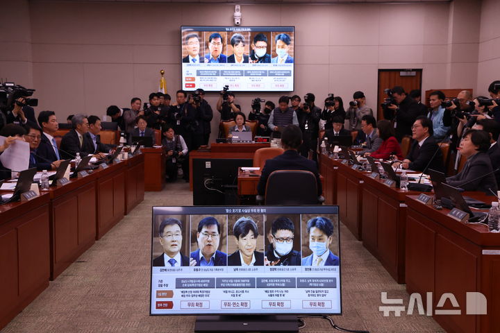 [서울=뉴시스] 김명년 기자 = 11일 서울 여의도 국회에서 열린 법제사법위원회 전체회의에서 의원들이 대장동 사건 항소 포기 관련 의사진행 발언을 하고 있다. 2025.11.11. kmn@newsis.com