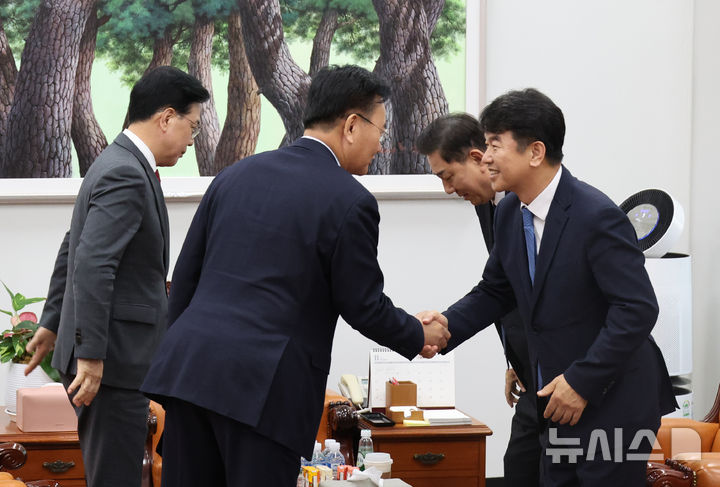 [서울=뉴시스] 김금보 기자 = 여야 원내대표단이 11일 서울 여의도 국회에서 회동을 하고 있다. 왼쪽부터 국민의힘 송언석 원내대표와 유상범 원내운영수석부대표, 더불어민주당 김병기 원내대표와 문진석 원내운영수석부대표. 2025.11.11. kgb@newsis.com