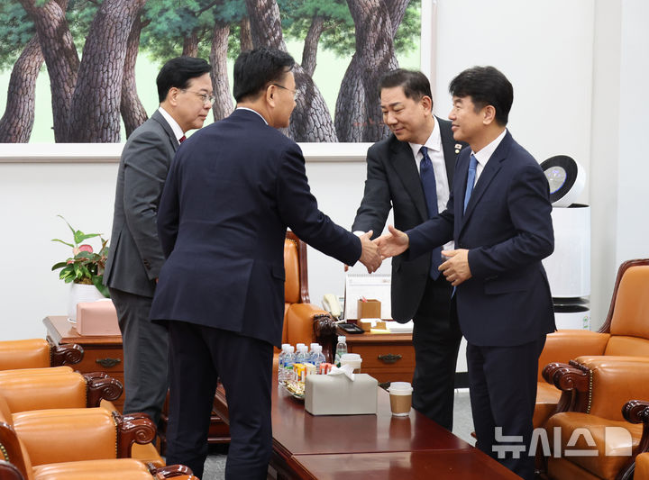 [서울=뉴시스] 김금보 기자 = 여야 원내대표단이 지난 11일 서울 여의도 국회에서 회동을 하고 있다. 왼쪽부터 국민의힘 송언석 원내대표와 유상범 원내운영수석부대표, 더불어민주당 김병기 원내대표와 문진석 원내운영수석부대표. 2025.11.11. kgb@newsis.com