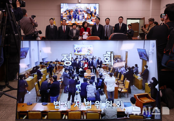 [서울=뉴시스] 김명년 기자 = 나경원 의원 등 국회 법제사법위원회 소속 국민의힘 의원들이 11일 오후 서울 여의도 국회 법제사법위원회 회의실에서 전체회의가 정회된 뒤 대장동 사건 항소심 포기 관련 입장을 밝히고 있다. 2025.11.11. kmn@newsis.com