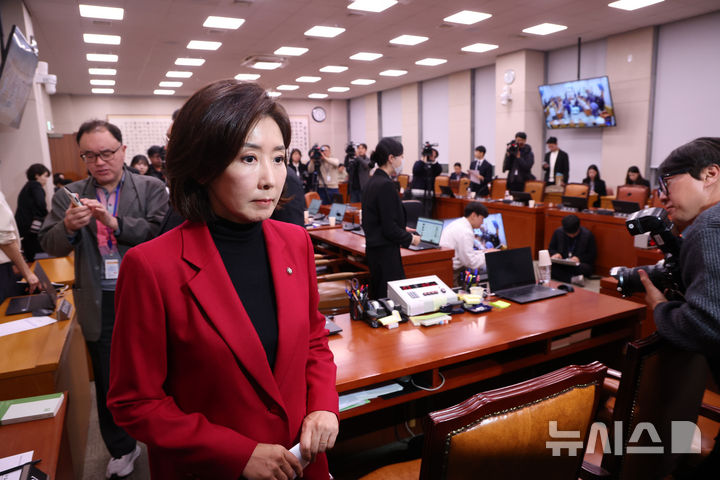 [서울=뉴시스] 김명년 기자 = 나경원 의원 등 국회 법제사법위원회 소속 국민의힘 의원들이 11일 오후 서울 여의도 국회 법제사법위원회 전체회의가 정회된 뒤 이동하고 있다. 2025.11.11. kmn@newsis.com