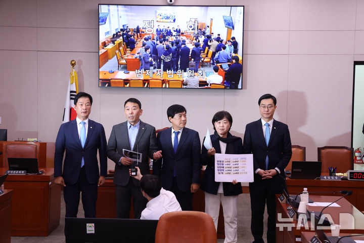 [서울=뉴시스] 김명년 기자 = 김용민 국회 법제사법위원회 더불어민주당 간사가 11일 오후 서울 여의도 국회 법제사법위원회 전체회의가 정회된 뒤 기자회견하고 있다. 2025.11.11. kmn@newsis.com