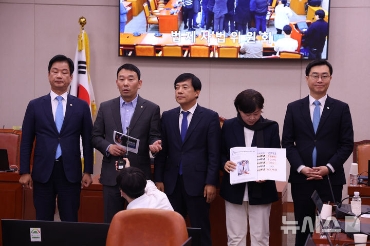 [서울=뉴시스] 김명년 기자 = 김용민 국회 법제사법위원회 더불어민주당 간사가 11일 오후 서울 여의도 국회 법제사법위원회 전체회의가 정회된 뒤 기자회견하고 있다. 2025.11.11. kmn@newsis.com