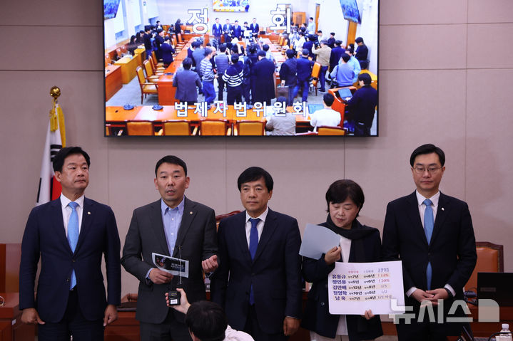 [서울=뉴시스] 김명년 기자 = 김용민 국회 법제사법위원회 더불어민주당 간사가 11일 오후 서울 여의도 국회 법제사법위원회 전체회의가 정회된 뒤 기자회견하고 있다. 2025.11.11. kmn@newsis.com