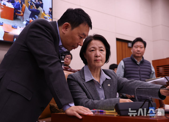 [서울=뉴시스] 김명년 기자 = 11일 서울 여의도 국회에서 열린 법제사법위원회 전체회의에서 추미애 위원장과 김용민 더불어민주당 간사가 대화하고 있다. 2025.11.11. kmn@newsis.com