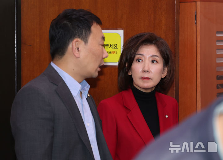 [서울=뉴시스] 김명년 기자 = 11일 서울 여의도 국회에서 열린 법제사법위원회 전체회의에서 김용민 더불어민주당 간사와 나경원 국민의힘 의원이 대화하고 있다. 2025.11.11. kmn@newsis.com