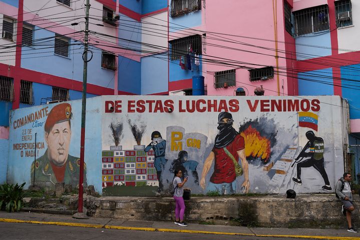 [카라카스=AP/뉴시스] 지난 11일(현지 시간) 베네수엘라 수도 카라카스에 고(故) 우고 차베스 전 대통령의 벽화가 그려져 있다. 2025.11.17.