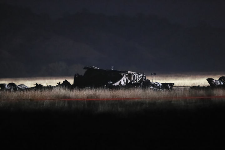 [시그나기=AP/뉴시스] 12일(현지 시간) 아제르바이잔 국경 인근 조지아 동부 시그나기 지역에 추락한 튀르키예 공군 C130 수송기 잔해가 널브러져 있다. 이 수송기에 탑승하고 있던 20명의 생사는 확인되지 않았으나 전원이 사망한 것으로 추정되고 있다. 2025.11.12.
