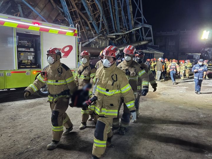 [울산=뉴시스] 박수지 기자 = 울산화력발전소 보일러 타워 붕괴 사고 엿새째인 11일 오후 소방당국이 야간 구조작업을 진행하고 있다. 2025.11.11. photo@newsis.com *재판매 및 DB 금지