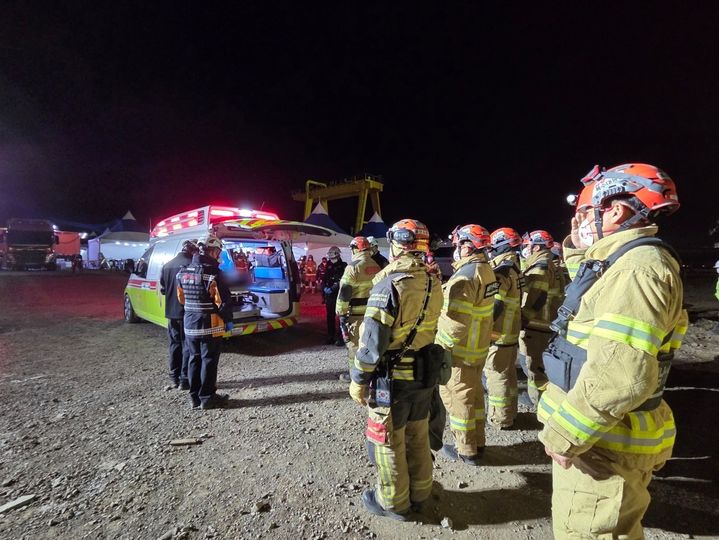 [울산=뉴시스] 박수지 기자 = 울산화력발전소 보일러 타워 붕괴 사고 7일 째인 12일 오전 소방당국이 실종자 1명의 시신을 수습하고 있다. 2025.11.12. photo@newsis.com *재판매 및 DB 금지 *재판매 및 DB 금지