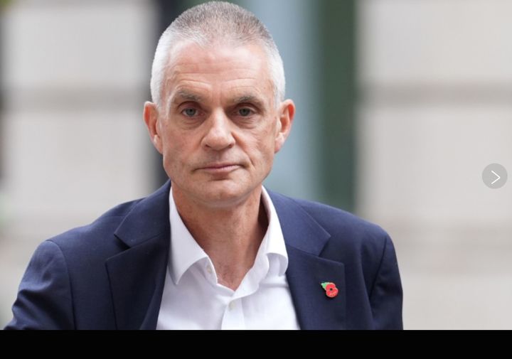 [런던=AP/뉴시스] ‘영상 편집’ 다큐멘터리 파문으로 사임을 발표한 팀 데이비 BBC 사장이 11일 런던의 스튜디오에 도착해 “자신의 팀이 매우 자랑스럽다”고 말하고 있다. 2025.11.12. *재판매 및 DB 금지