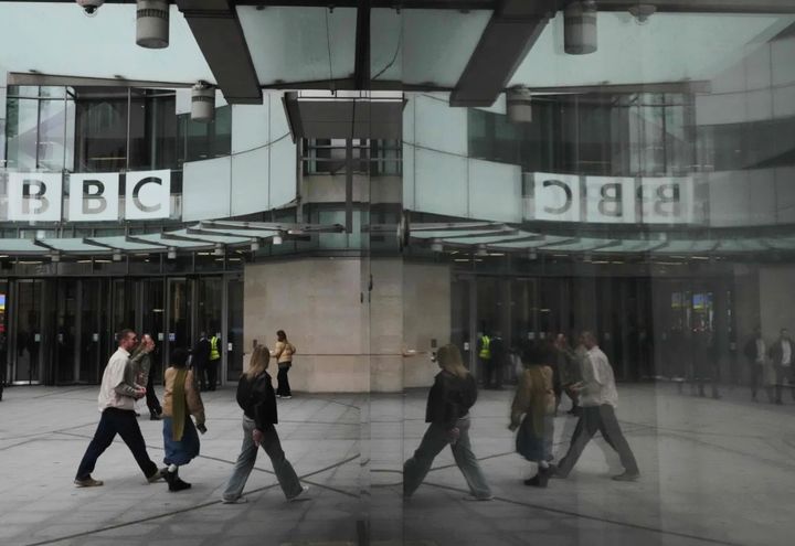 [런던=AP/뉴시스] 11일 영국 런던의 BBC 방송국 본사 밖을 걷는 보행자들의 모습이 거울에 반사되어 보인다. *재판매 및 DB 금지