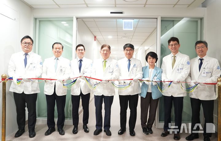 [서울=뉴시스] 병원 집행진이 신생아중환자실 확장 개소를 기념하는 커팅식을 진행하고 있다. (사진= 분당서울대병원 제공)