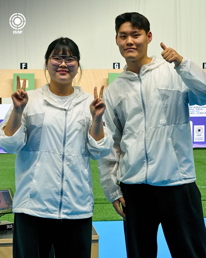 [서울=뉴시스]사격 오예진-홍수현, 세계선수권 공기권총 혼성 동메달. (사진=국제사격연맹 소셜미디어 캡처) 2025.11.12. photo@newsis.com *재판매 및 DB 금지