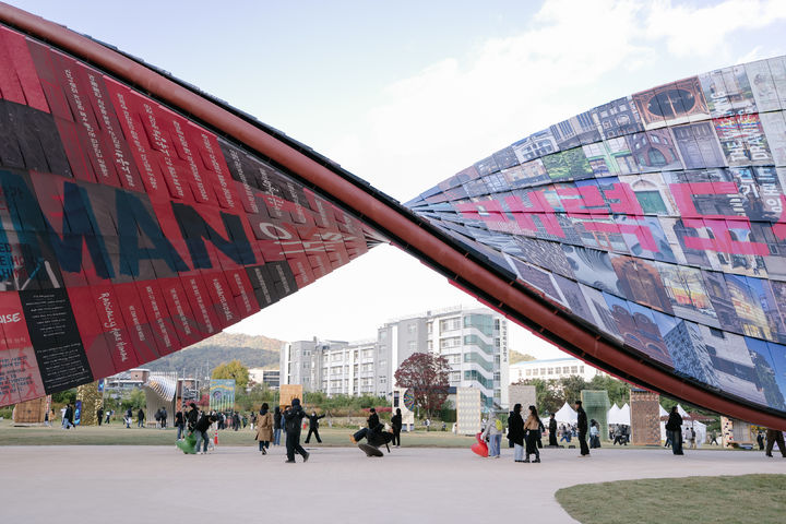 제5회 서울도시건축비엔날레 전시를 즐기고 있는 시민들의 모습 *재판매 및 DB 금지