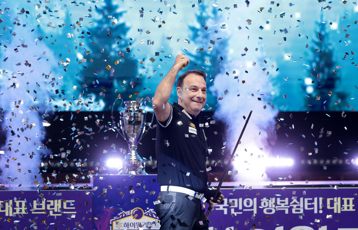 [서울=뉴시스] '스페인 전설' 다니엘 산체스(웰컴저축은행)가 11일 강원도 정선군 하이원리조트 그랜드호텔에서 열린 2025~2026시즌 7차 투어 '국민의 행복쉼터 하이원리조트 PBA-LPBA 챔피언십' 우승을 차지한 뒤 환호하고 있다. (사진=PBA 제공) 2025.11.12. photo@newsis.com *재판매 및 DB 금지