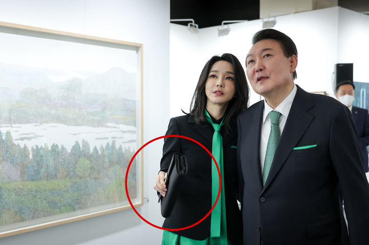 [서울=뉴시스] 윤석열 전 대통령 부인 김건희 씨가 서울 서초구 예술의전당에서 열린 '2023 문화예술인 신년 인사회'에 참석했을 당시 '로저비비에' 가방을 들고 있는 모습. (사진=대통령실 제공 및 갈무리) 2023.01.04. photo@newsis.com *재판매 및 DB 금지