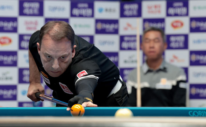 [서울=뉴시스] '스페인 전설' 다니엘 산체스(웰컴저축은행)가 11일 강원도 정선군 하이원리조트 그랜드호텔에서 열린 2025~2026시즌 7차 투어 '국민의 행복쉼터 하이원리조트 PBA-LPBA 챔피언십' 결승전에서 마민껌(베트남∙NH농협카드)과 맞붙고 있다. (사진=PBA 제공) 2025.11.12. photo@newsis.com *재판매 및 DB 금지