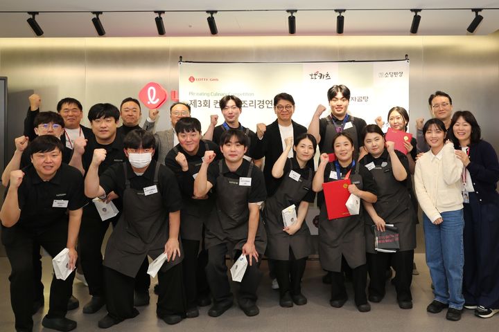 [서울=뉴시스] 롯데GRS의 2025 플레이팅 컬리너리 컴피티션(Ple:eating Culinary Competiton) 대회 참가자. (사진=롯데GRS 제공) *재판매 및 DB 금지
