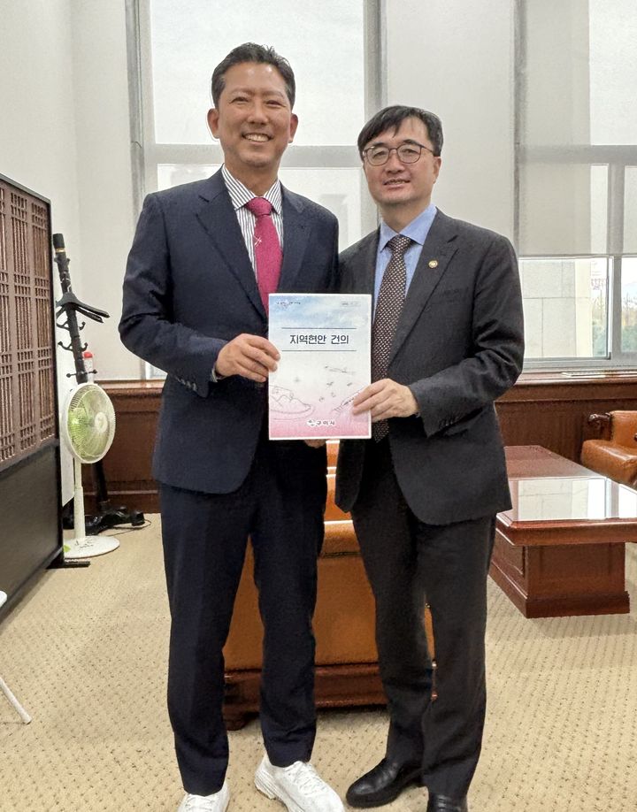 [구미=뉴시스] 김장호(오른쪽) 시장이 임기근 기재부 2차관과 면담 후 기념사진을 찍고 있다. (사진=구미시 제공) 2025.11.12 photo@newsis.com *재판매 및 DB 금지