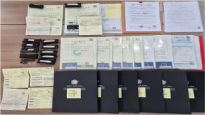 [부산=뉴시스] 부산경찰청은 사회괸계망서비스(SNS)를 통해 고수익 아르바이트 구인 글로 명의자를 모집해 형식적인 유령법인과 법인계좌를 만들어 캄보디아 범죄조직에 유통한 일당 21명을 검거해 B(40대)씨 등 8명을 사기 방조 등의 혐의로 구속 송치하고 일당 13명을 불구속 송치했다. 해당 사건 압수품(사업자 등록증 및 법인계좌 통장). (사진=부산경찰청 제공) 2025.11.12. photo@newsis.com *재판매 및 DB 금지