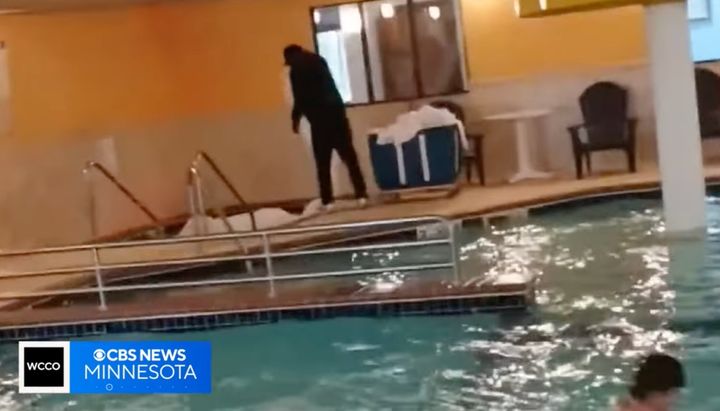 [뉴시스] 호텔 수영장 옆 온수 자쿠지에서 침대 시트를 빨래하는 미국의 한 호텔 직원 모습. (사진=미 CBS미네소타) 2025.11.12 *재판매 및 DB 금지