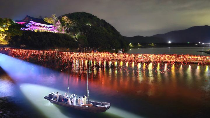 [밀양=뉴시스] 어화꽃불놀이 전경. (사진= 밀양시 제공) 2025.11.12. photo@newsis.com *재판매 및 DB 금지