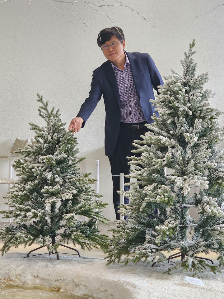 [밀양=뉴시스] 안지율 기자 = 장병수 밀양시문화도시센터장이 복합문화공간 열두달 겨울관 카페에서 시설물을 설명하고 있다. 2025.11.12. alk9935@newsis.com *재판매 및 DB 금지