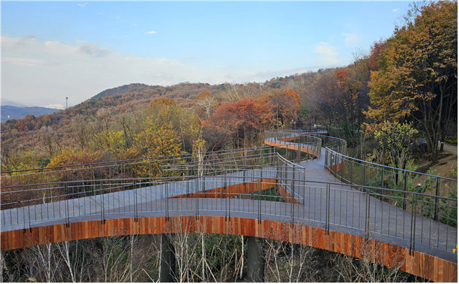 [서울=뉴시스] 서울둘레길(용마산) 스카이워크 전망대 조성. 2025.11.12. (사진=서울시 제공) *재판매 및 DB 금지