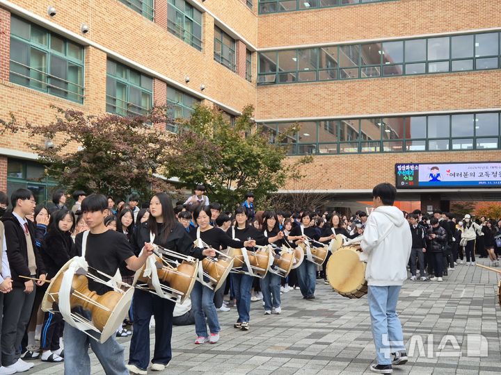 [울산=뉴시스] 구미현 기자 = 2026학년도 대학수학능력시험 예비소집일인 12일 울산 중구 약사고에서 학생, 학부모로 이뤄진 사물놀이 동아리가 고3 수험생들을 응원하고 있다. 2025.11.12. gorgeouskoo@newsis.com