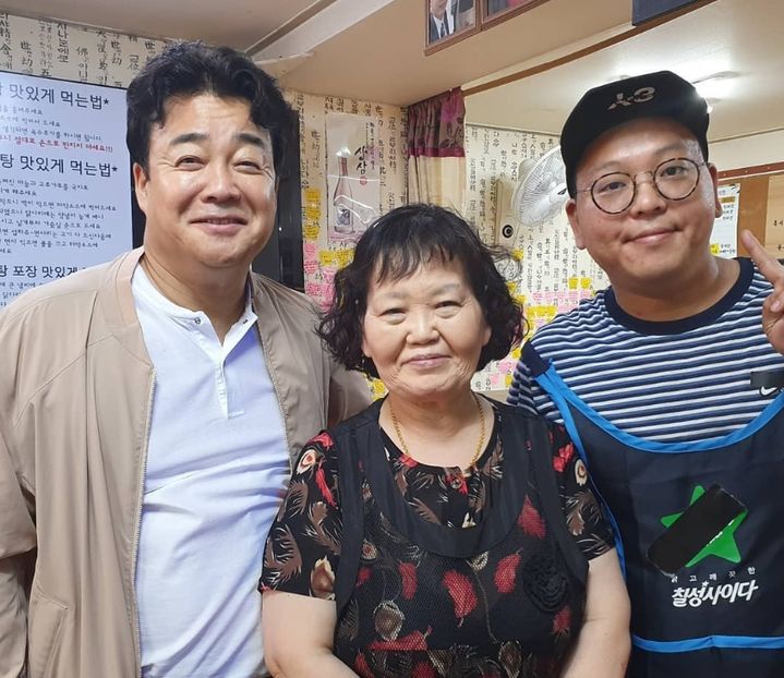 [뉴시스] '백종원의 골목식당' 포방터시장 편을 통해 변화의 아이콘으로 주목받았던 '홍탁집(현 어머니와 아들)'이 3년 연속 블루리본 맛집에 선정됐다. (사진 = 인스타그램 캡처) 2025.11.12. *재판매 및 DB 금지